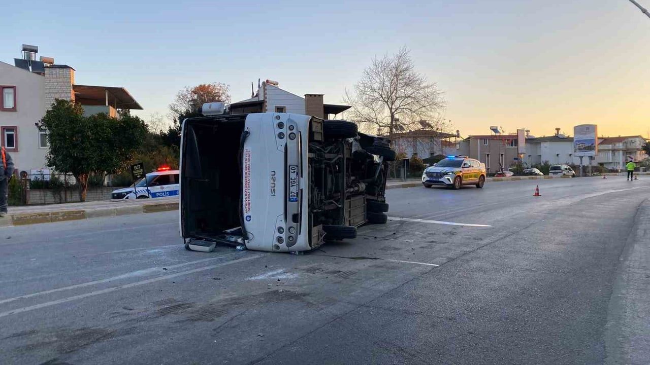 Antalya'da Midibüs ve Otomobil Çarpıştı: 3 Yaralı