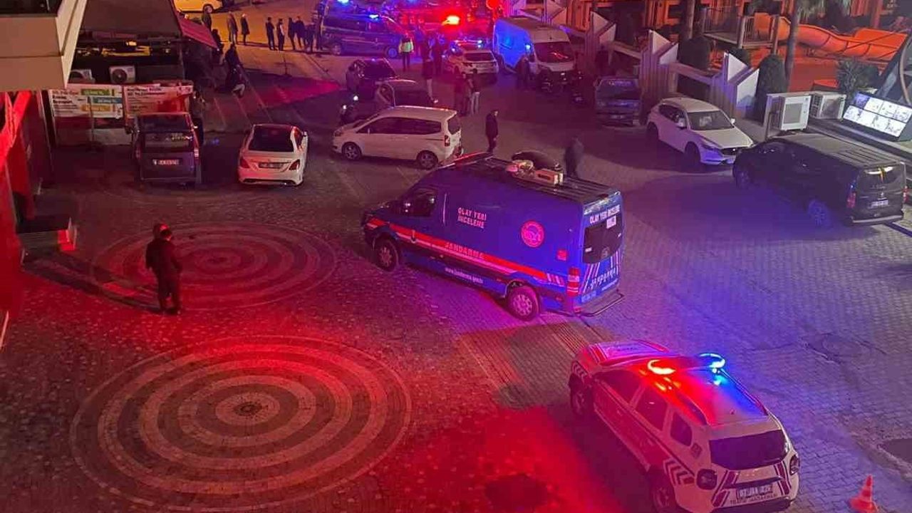 Antalya'da Motosiklet ve Kamyonet Çarpıştı: 1 Kişi Hayatını Kaybetti