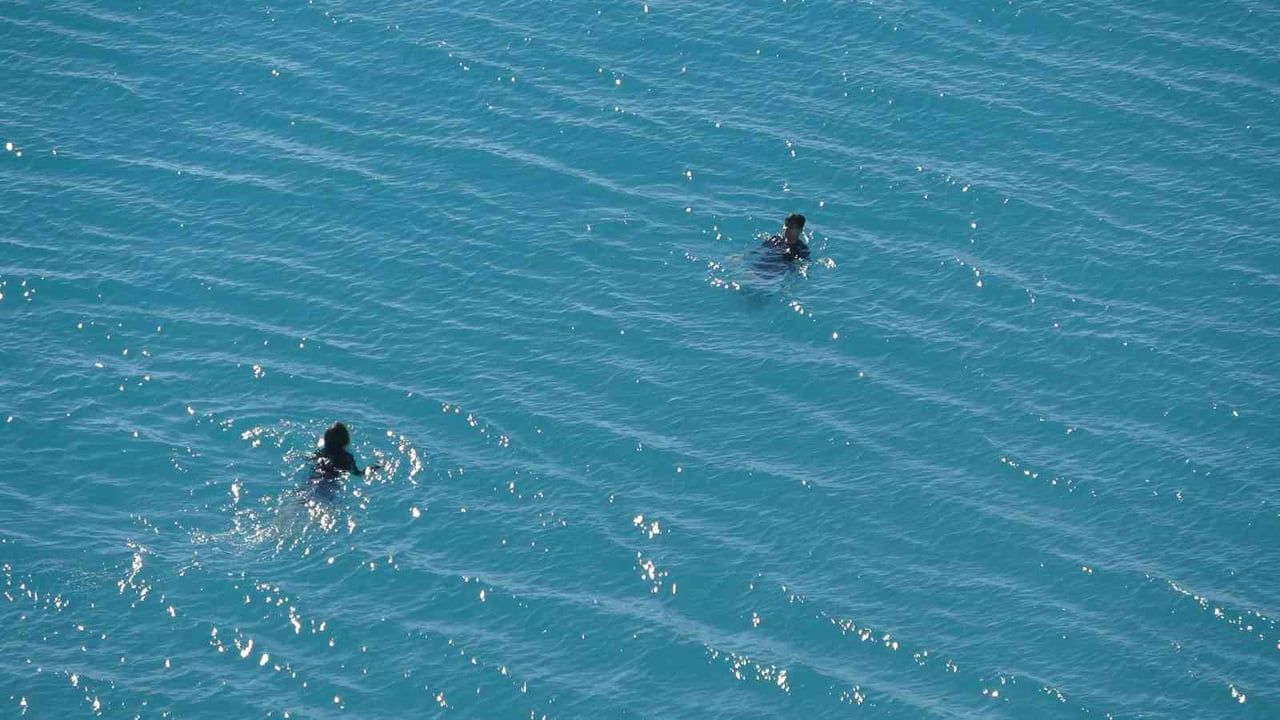 Antalya'da Öğrenciler Kar Tatilinde Deniz Keyfi Yaptı