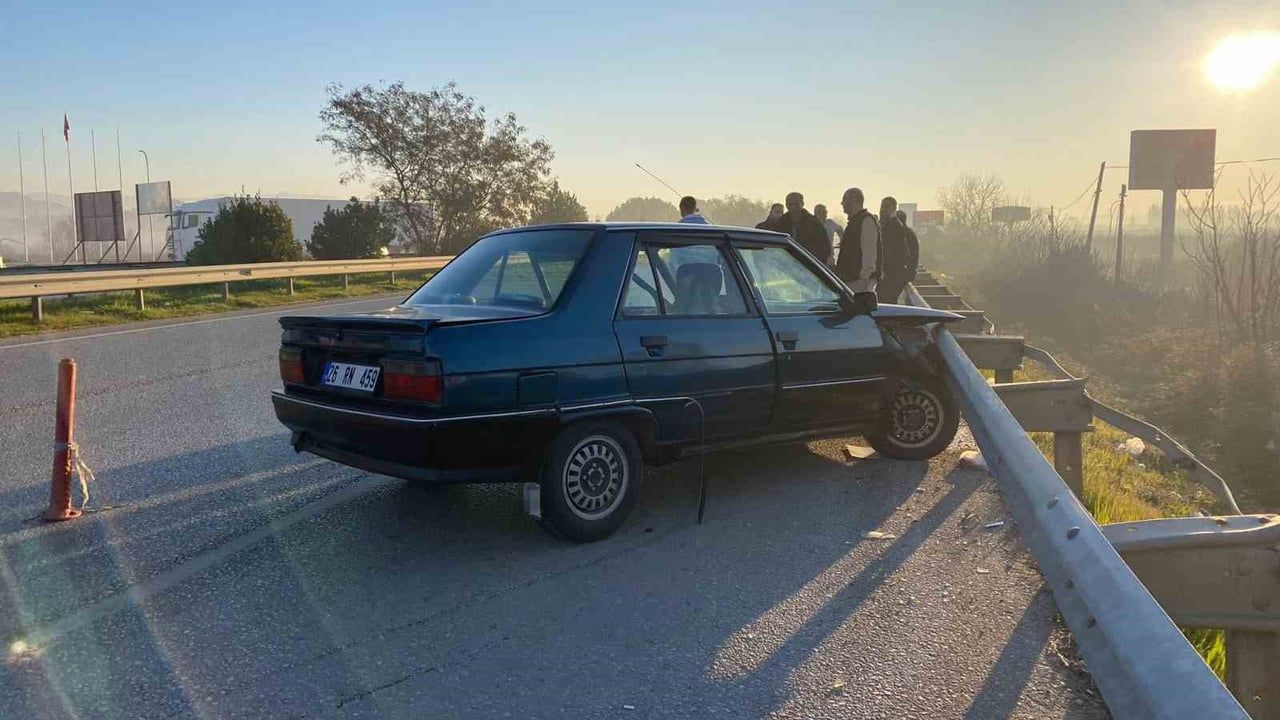 Antalya'da Otomobil Kazası: Bariyerin Üzerinde Kaldı