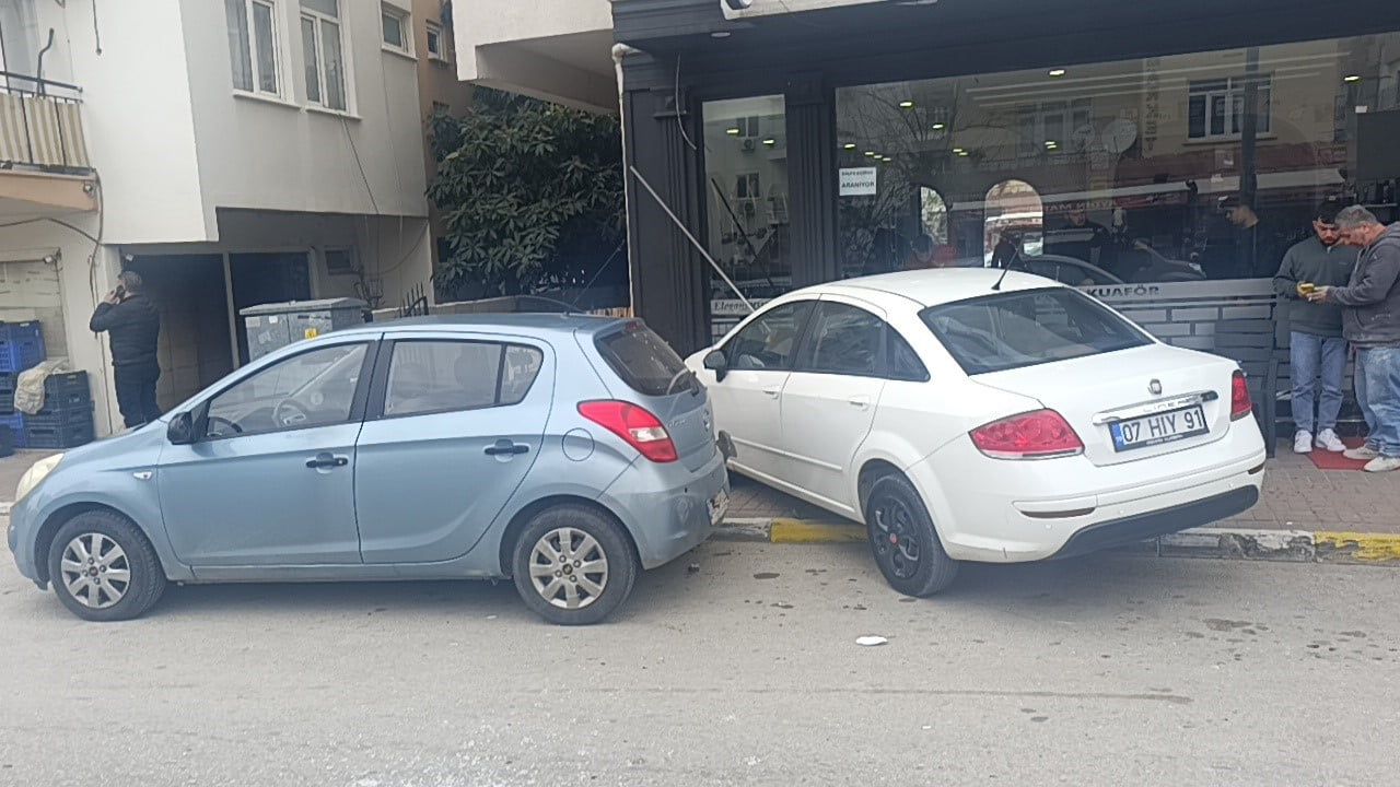 Antalya'da Otomobil Kuaför Dükkanına Girdi, Güvenlik Kameraları Olayı Kaydetti