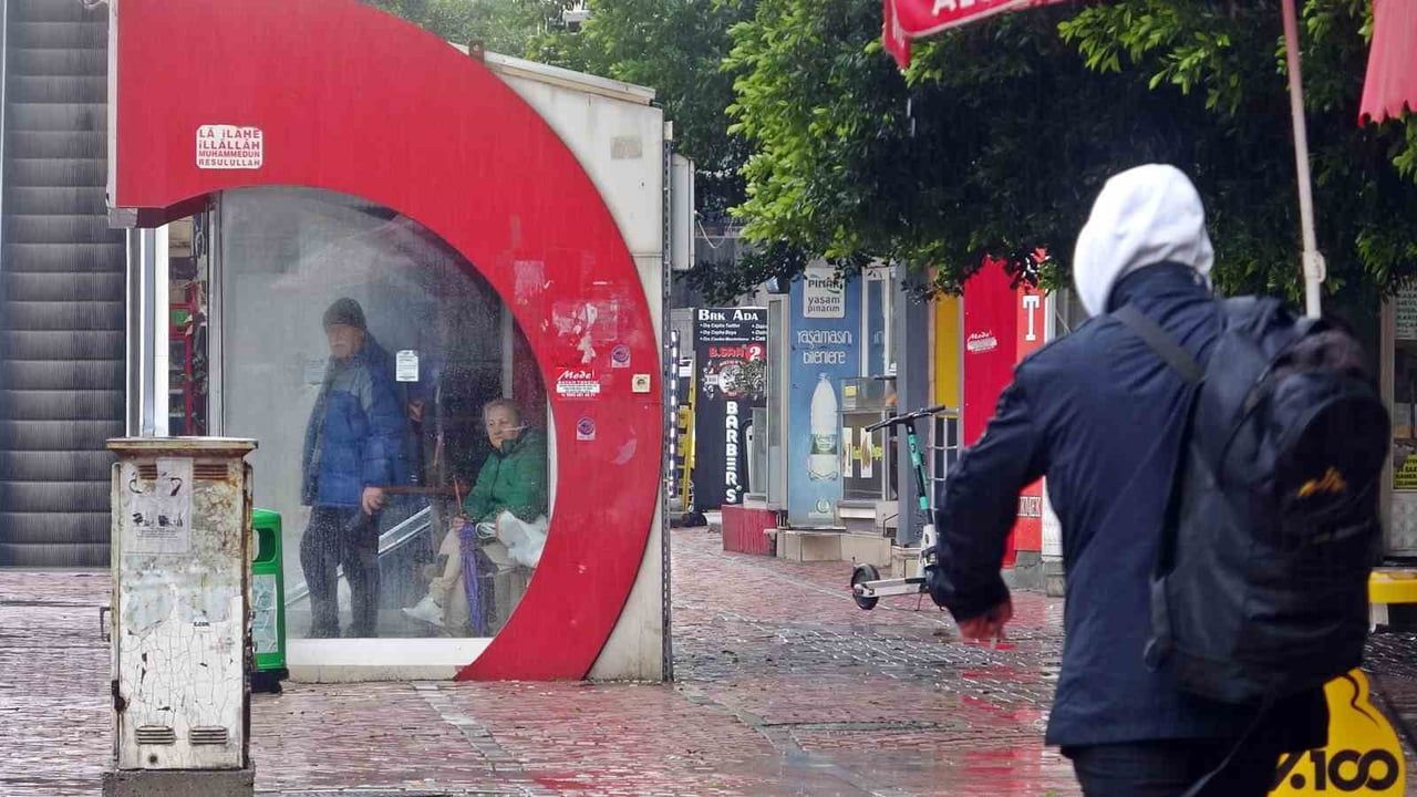 Antalya'da Sağanak Yağış Etkisini Yitirdi
