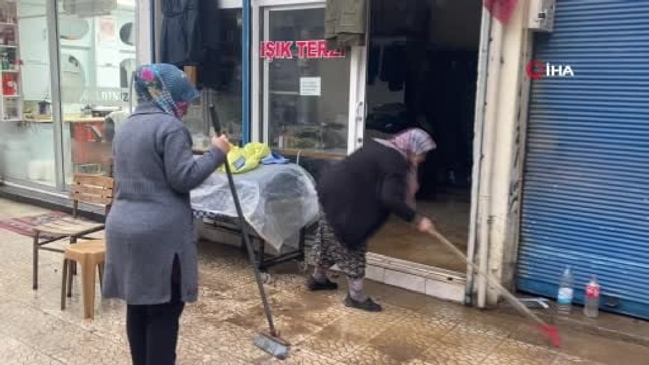 Antalya'da Sağanak Yağışlar Hayatı Olumsuz Etkiledi