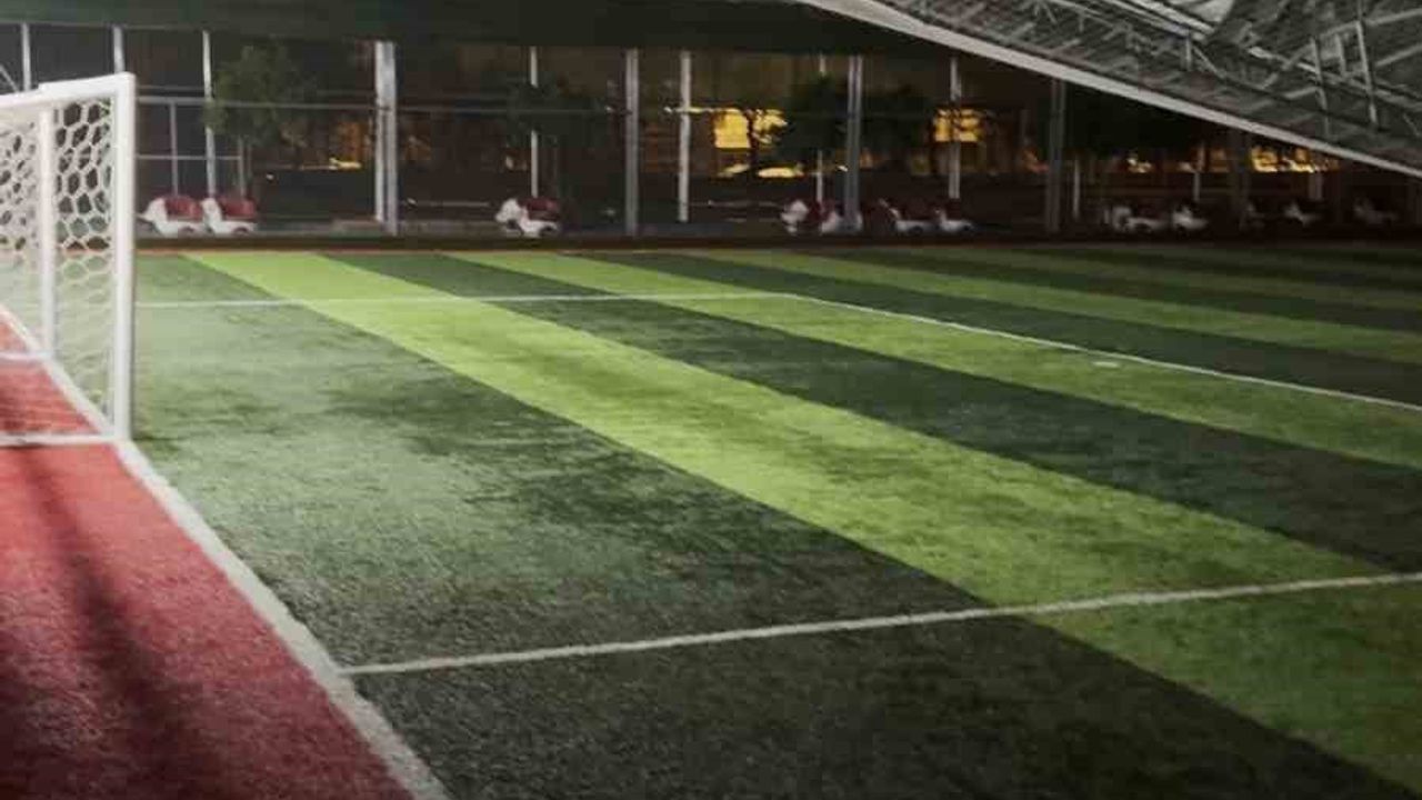 Antalya'da Şiddetli Rüzgar Halı Sahanın Çatısını Devirdi