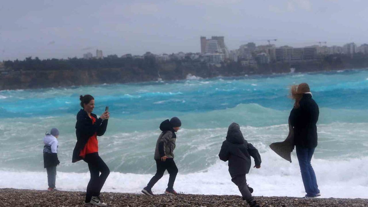 Antalya'da Şiddetli Rüzgarın Oluşturduğu Tehlikeler