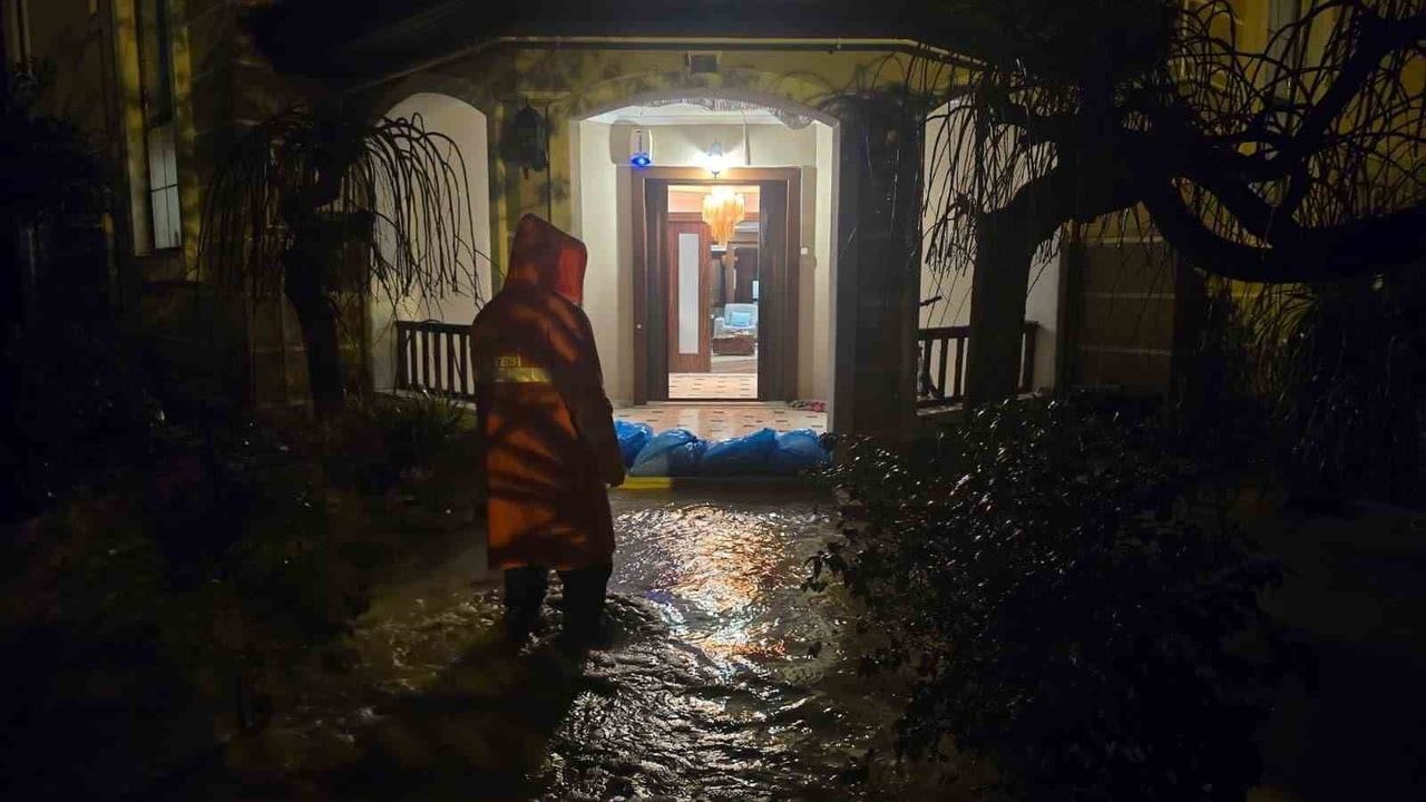 Antalya'da Şiddetli Yağış ve Fırtına: Büyükşehir Belediyesinin Müdahale Çalışmaları