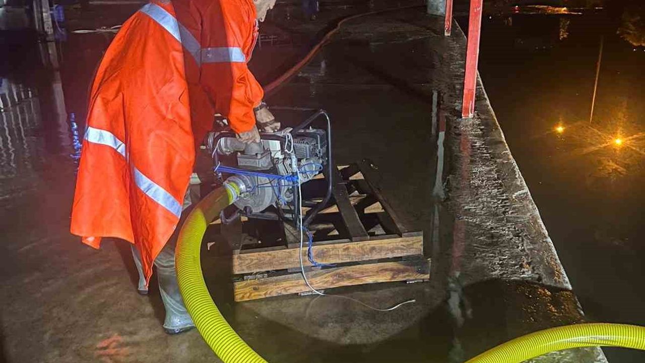 Antalya'da Şiddetli Yağmur ve Fırtına: Büyükşehir Ekipleri Seferber Oldu