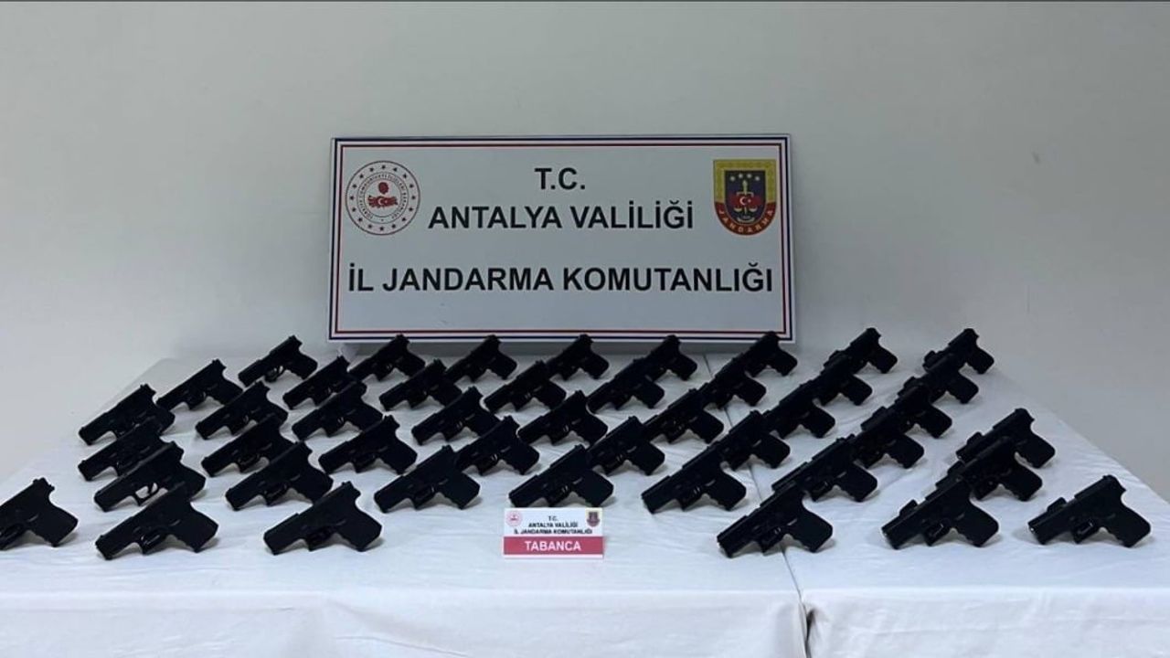 Antalya'da Silah Ticareti Operasyonu: 45 Ruhsatsız Tabanca Ele Geçirildi