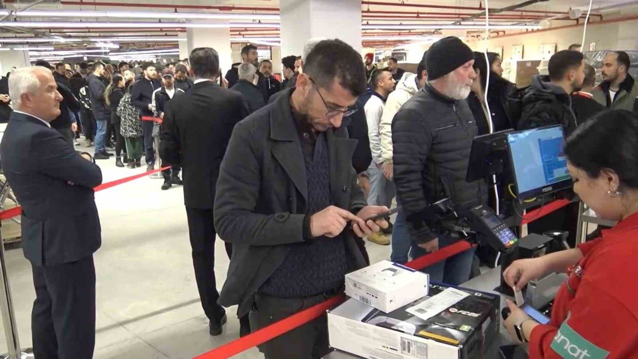 Antalya'da Teknoloji İndirimlerine Büyük İlgi: 10 Saat Süren Bekleyiş