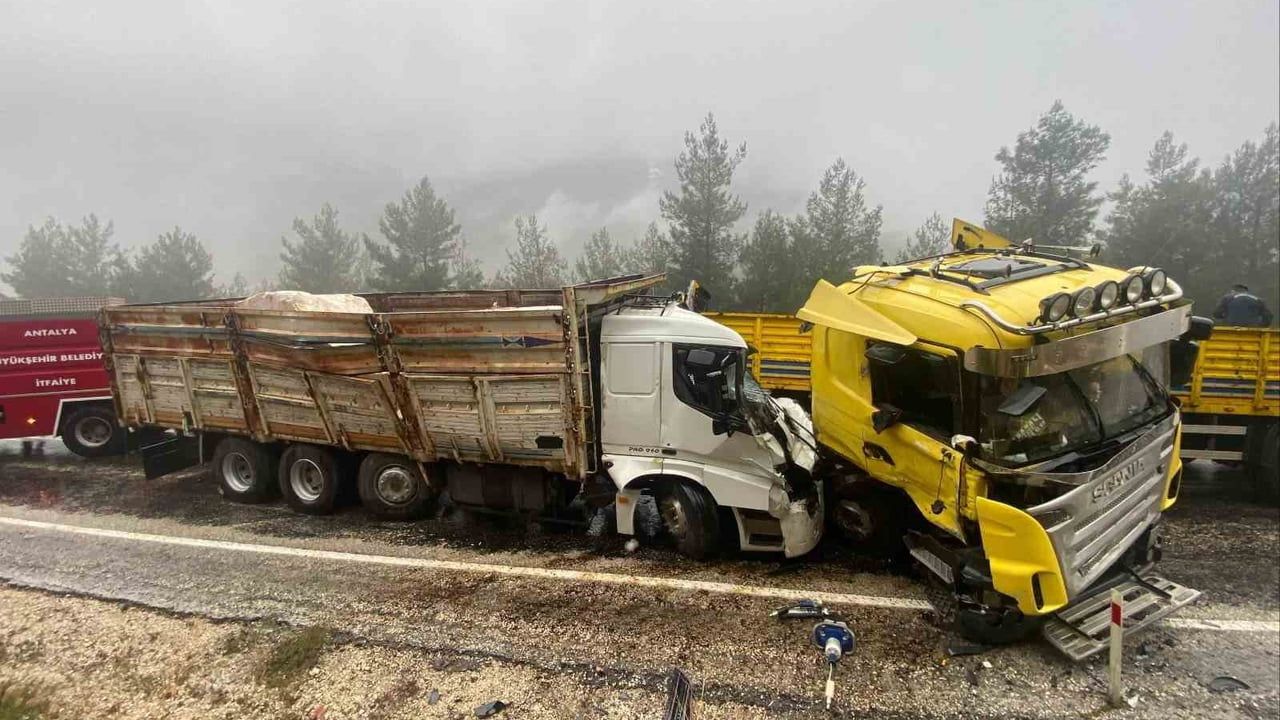Antalya'da Tır ve Kamyon Çarpıştı: 1 Ölü, 1 Ağır Yaralı