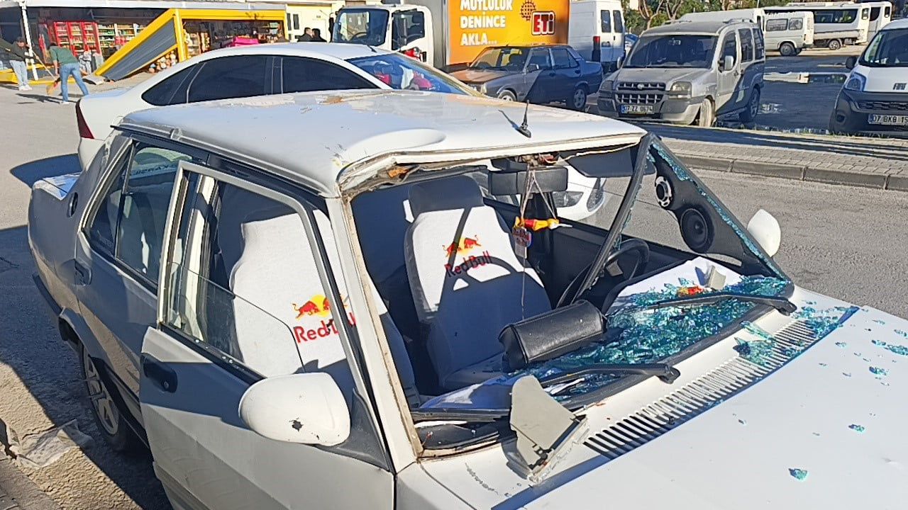 Antalya'da Tofaş Otomobilin Market Kazası