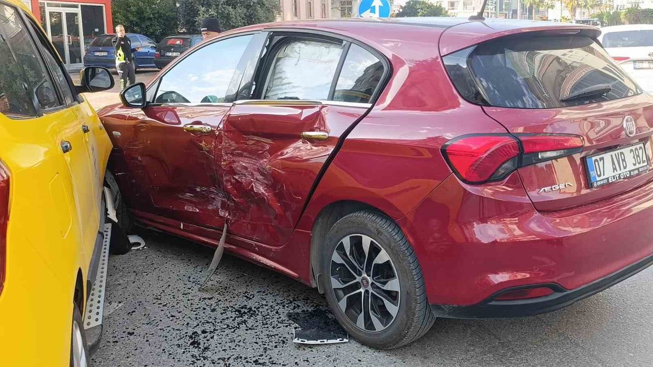 Antalya'da Trafik Kazası: Sinyal Verip Dönmek İsterken Çarpışma Yaşandı