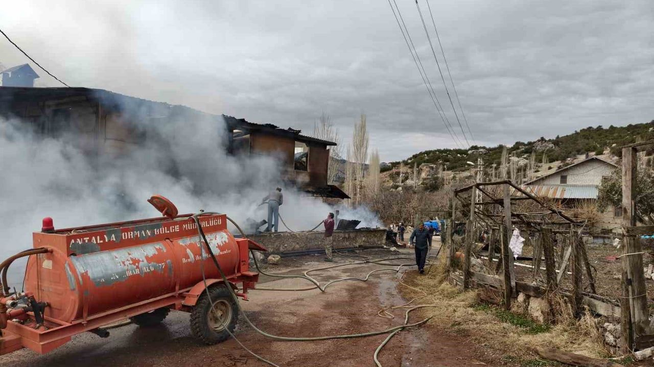 Antalya'da Yangın: 1 Yaralı, 3 Hayvan Telef Oldu