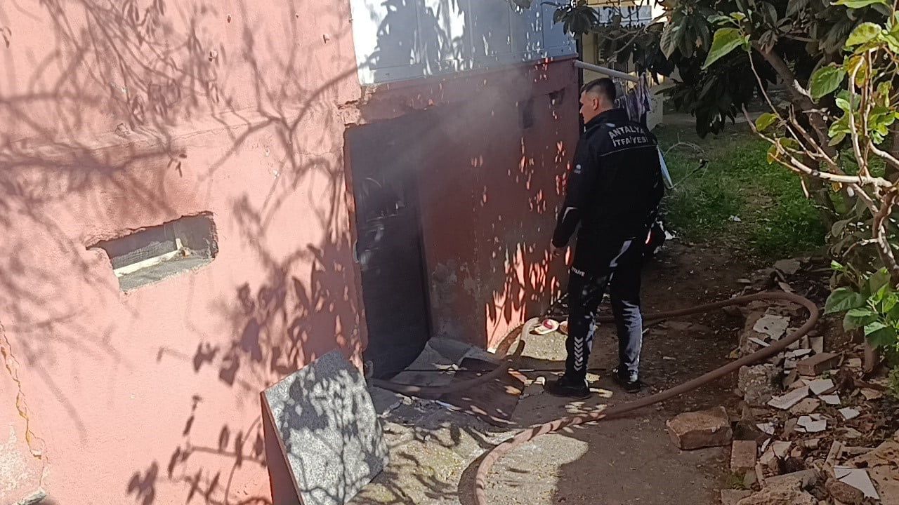 Antalya'da Yangın: Bodrum Katı Küle Döndü