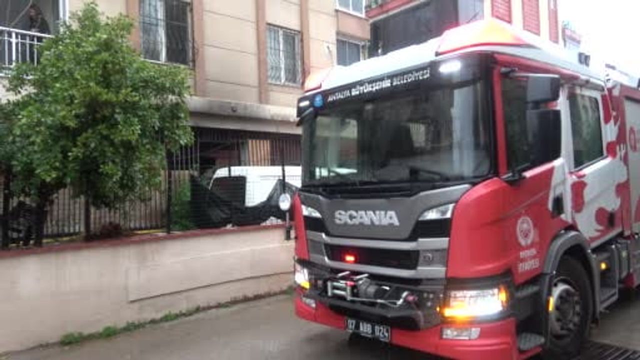 Antalya'da Yangın Korkusu: Yaşlı Adam Komşuları Tarafından Kurtarıldı