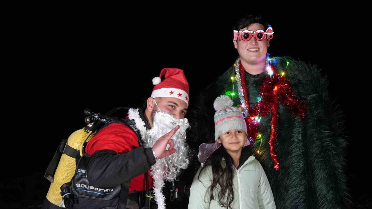 Antalya'da Yeni Yılı Denizde Karşılama Geleneği Devam Ediyor