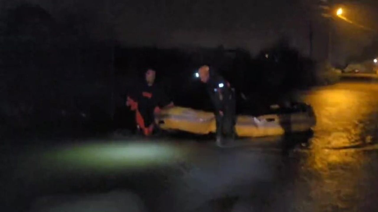 Antalya'da Yoğun Yağış Nedeniyle Mahsur Kalanlar Botlarla Kurtarıldı