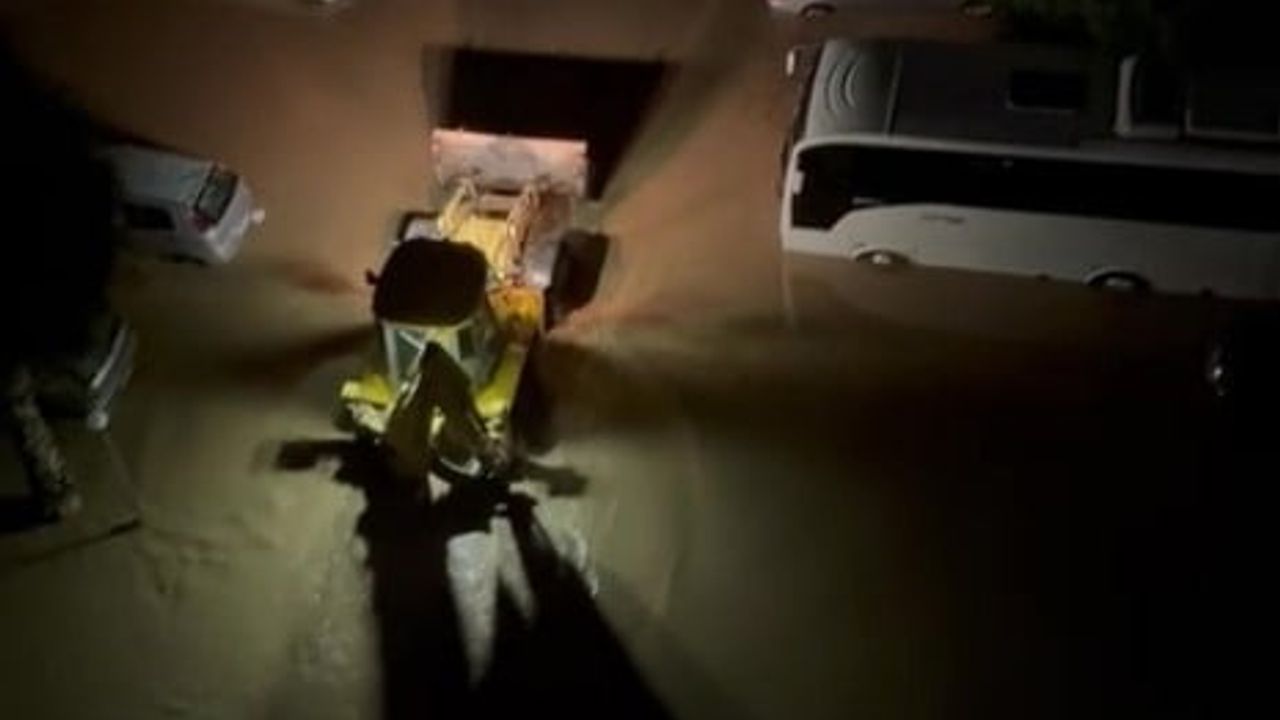 Antalya'daki Şiddetli Yağış ve Fırtına, 29 Bloklu Siteyi Su Bastı