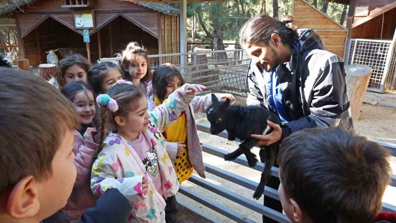 Antalya Doğal Yaşam Parkı'nda Çocuklara Hayvan ve Doğa Sevgisi Aşılanıyor