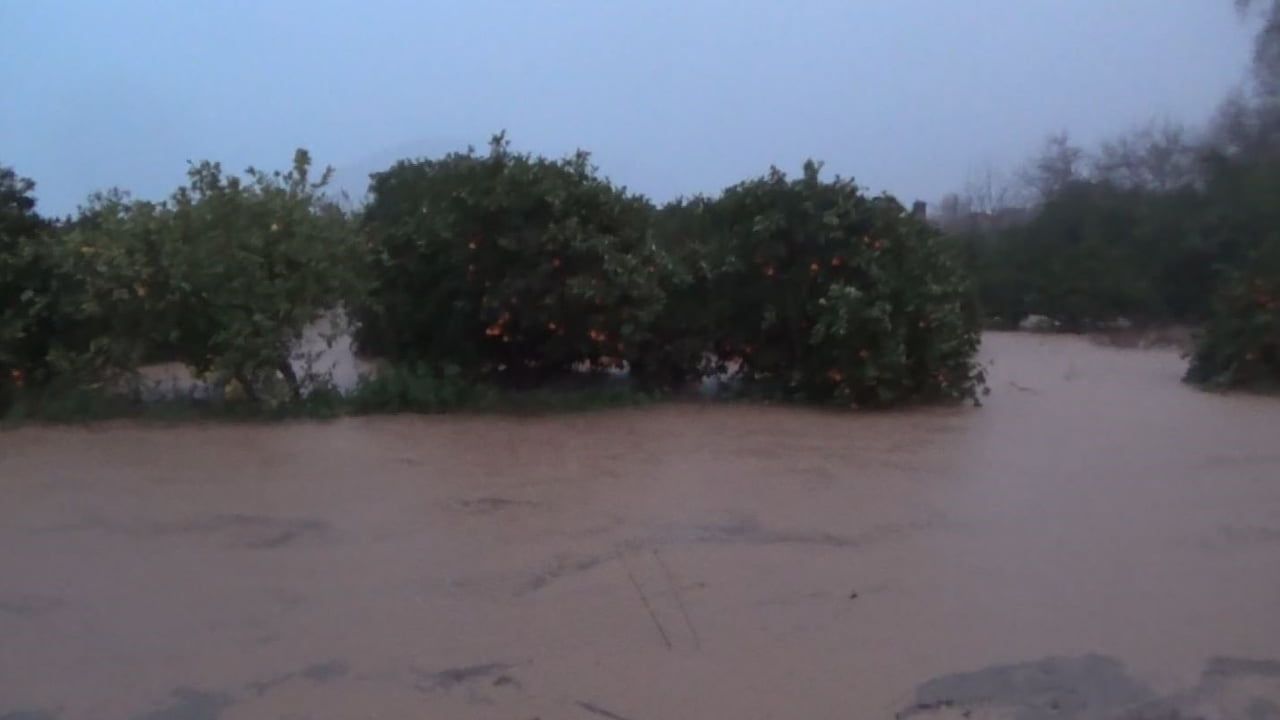 Antalya Kumluca'da Sağanak Yağış Tarım Alanlarını Vurdu