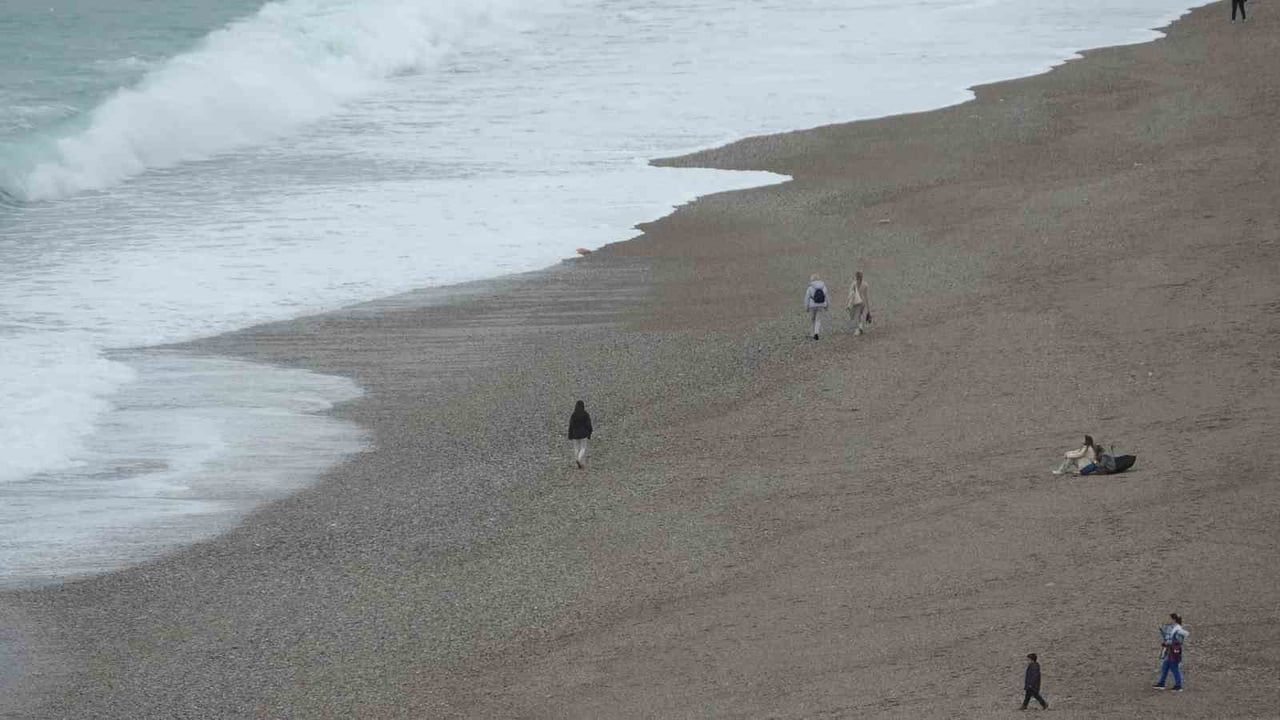 Antalya'nın Konyaaltı Sahili Dalgalarla Beyaza Büründü