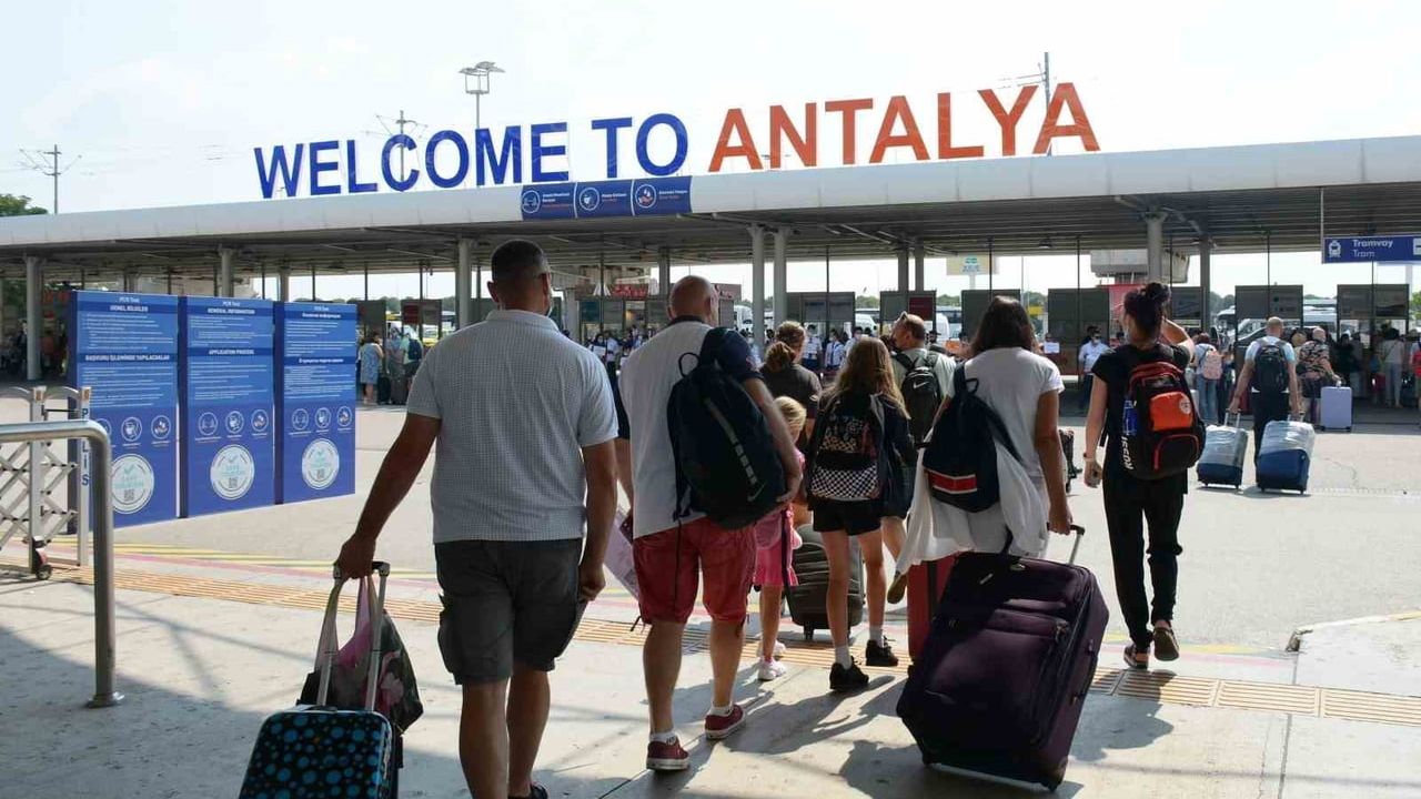 Antalya Turizminde Tarihi Başarı: Ziyaretçi Sayısı 17,5 Milyonu Aştı