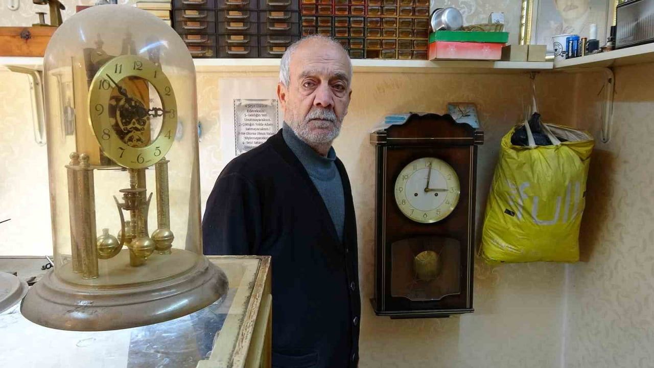 Antika Saatlerin Ustası Ahmet Çınaroğlu: 54 Yıldır Tamir Ediyor
