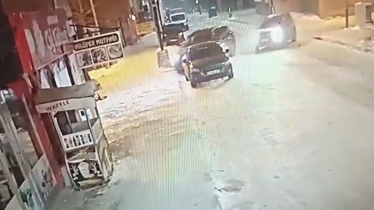 Ardahan'da Buzlanma Kazası: Otomobil İş Yerine Girdi