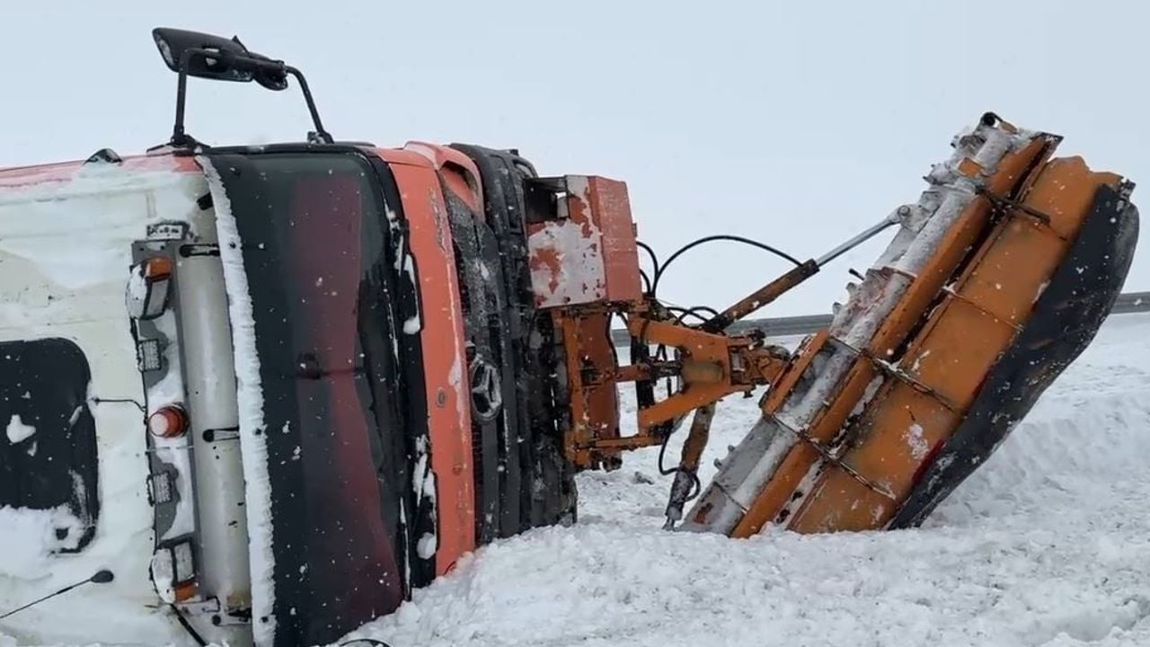 Ardahan'da Kar Küreme Aracı Kaza Yaptı