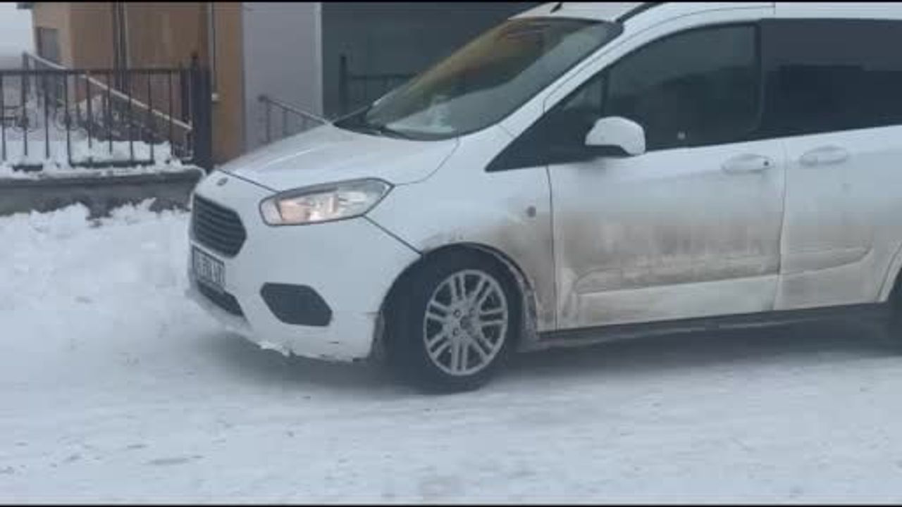 Ardahan'da Kar ve Buzla Mücadele: Sürücüler Zor Anlar Yaşadı