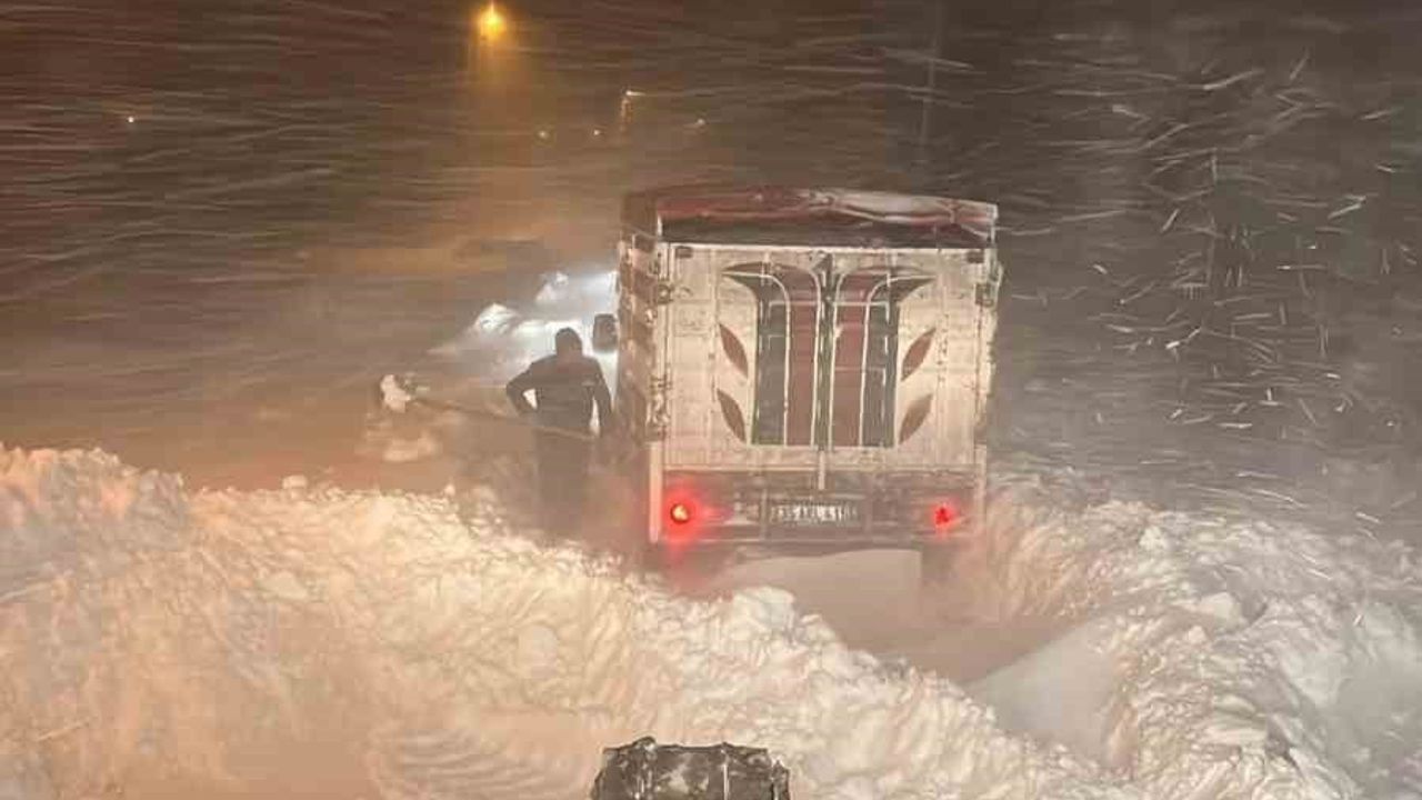 Ardahan'da Kar Yağışı 35 Köy Yolunu Kapattı