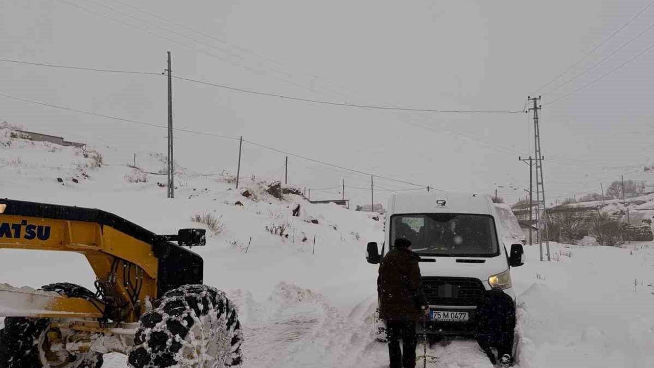 Ardahan'da Kar Yağışı Etkisiyle 60 Köy Yolu Kapatıldı