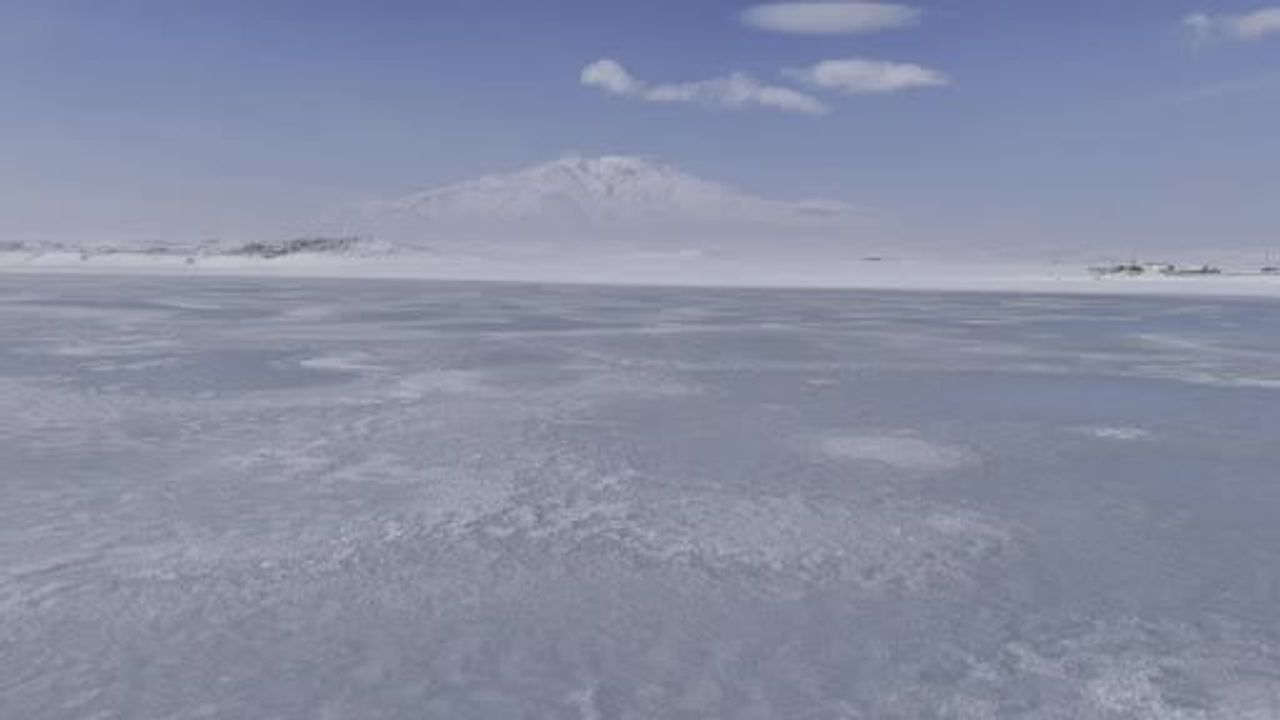 Arin Gölü Kışın Beyaz Gelinliğiyle Büyüledi