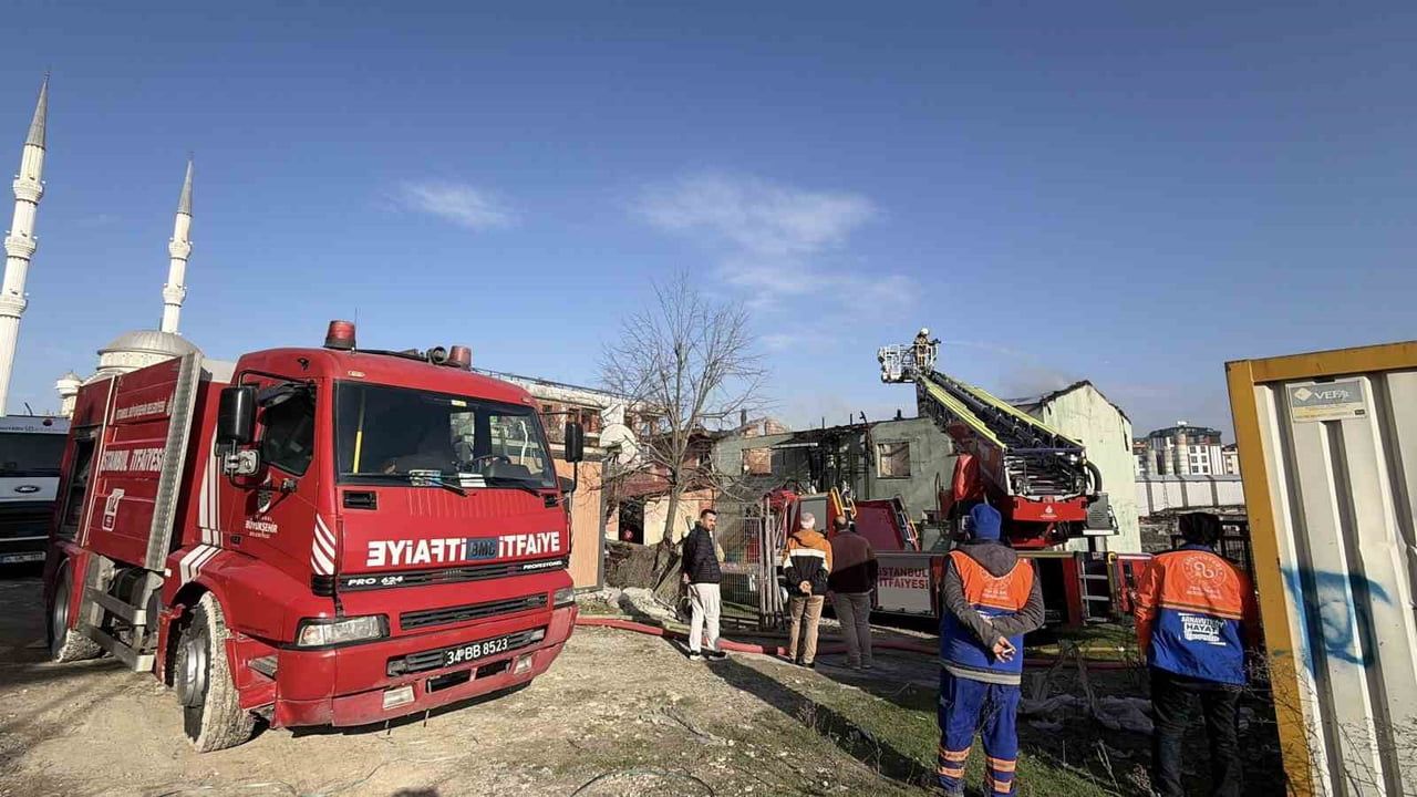 Arnavutköy'de Boş Binanın Çatısında Yangın