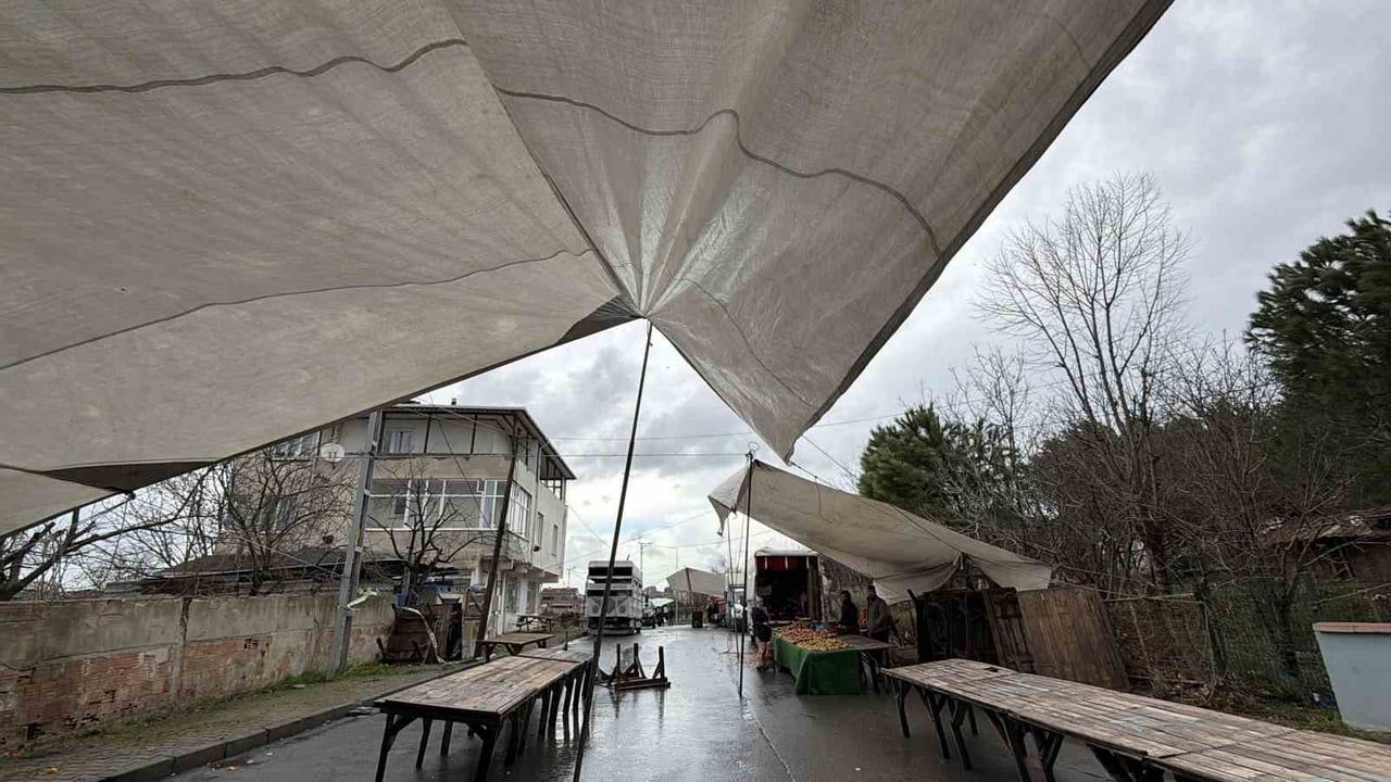 Arnavutköy'de Fırtına Semt Pazarını Vurdu