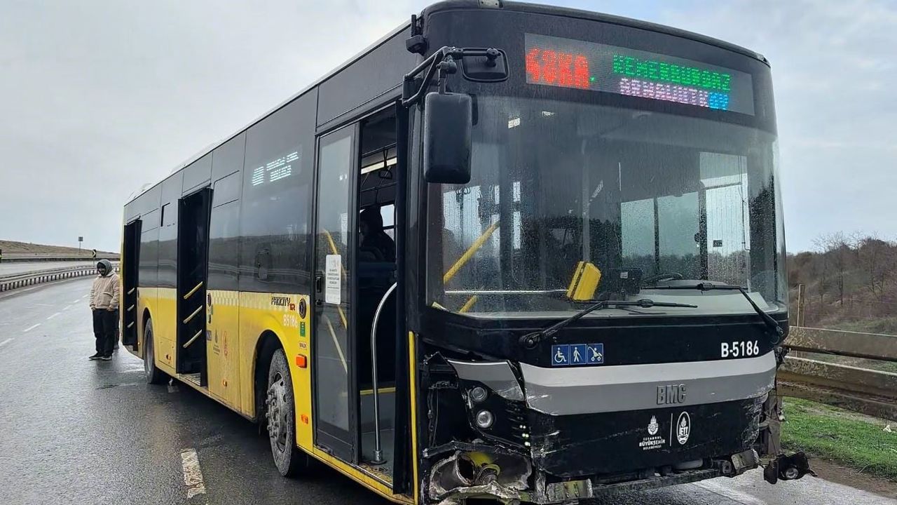 Arnavutköy'de İETT Otobüsü Kaza Yaptı