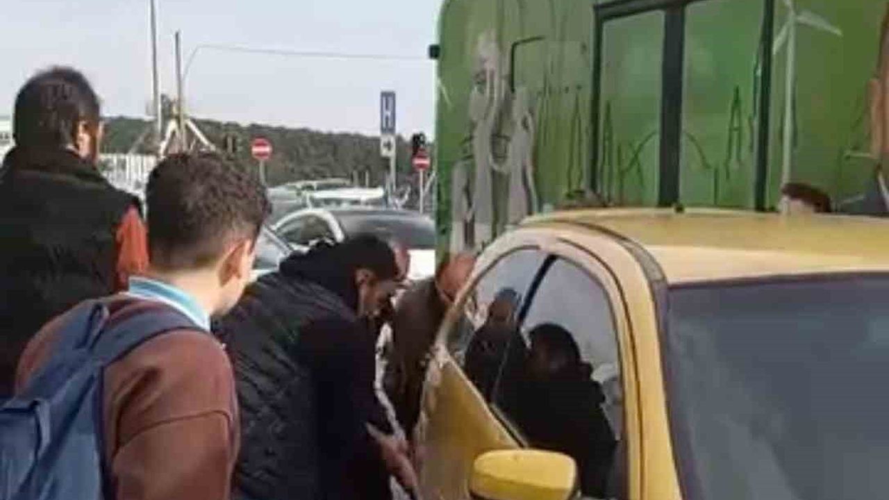 Arnavutköy'de İlginç Olay: Yol Vermek İçin Otomobili Ellerle Kaldırdılar