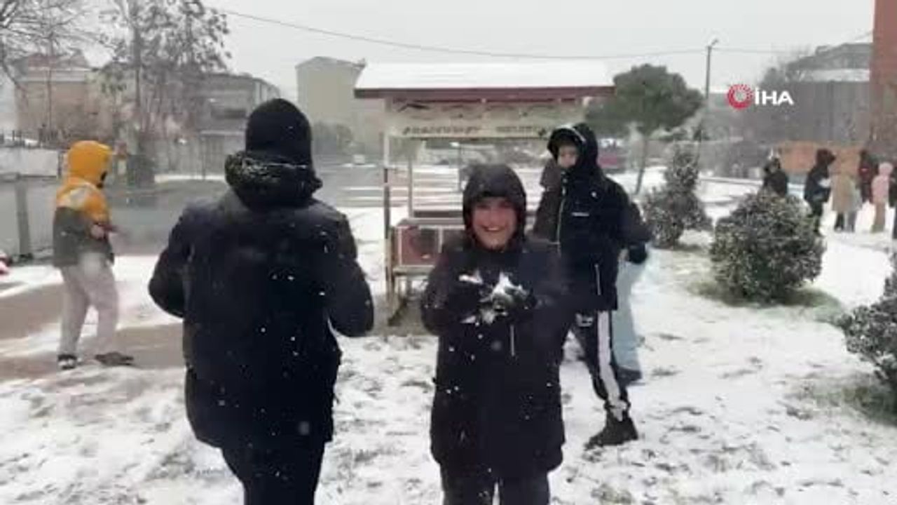 Arnavutköy'de Kar Yağışı Keyfi