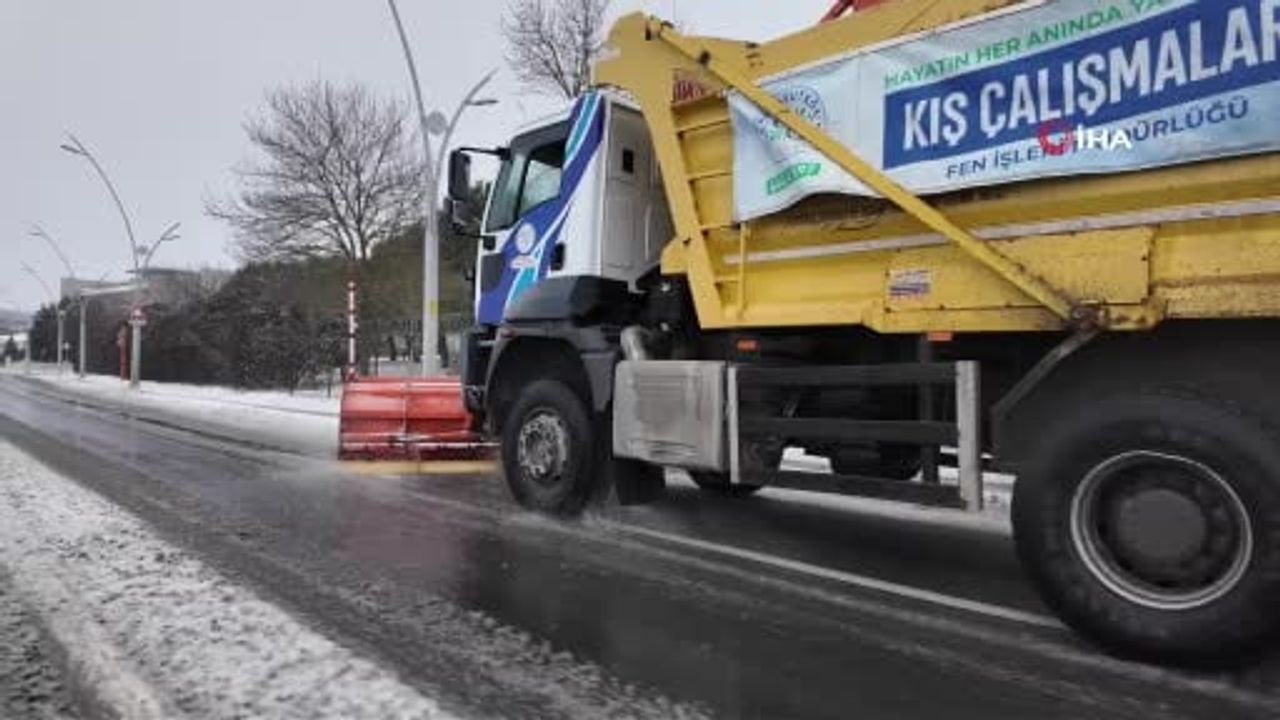 Arnavutköy'de Karla Mücadele Çalışmaları Devam Ediyor