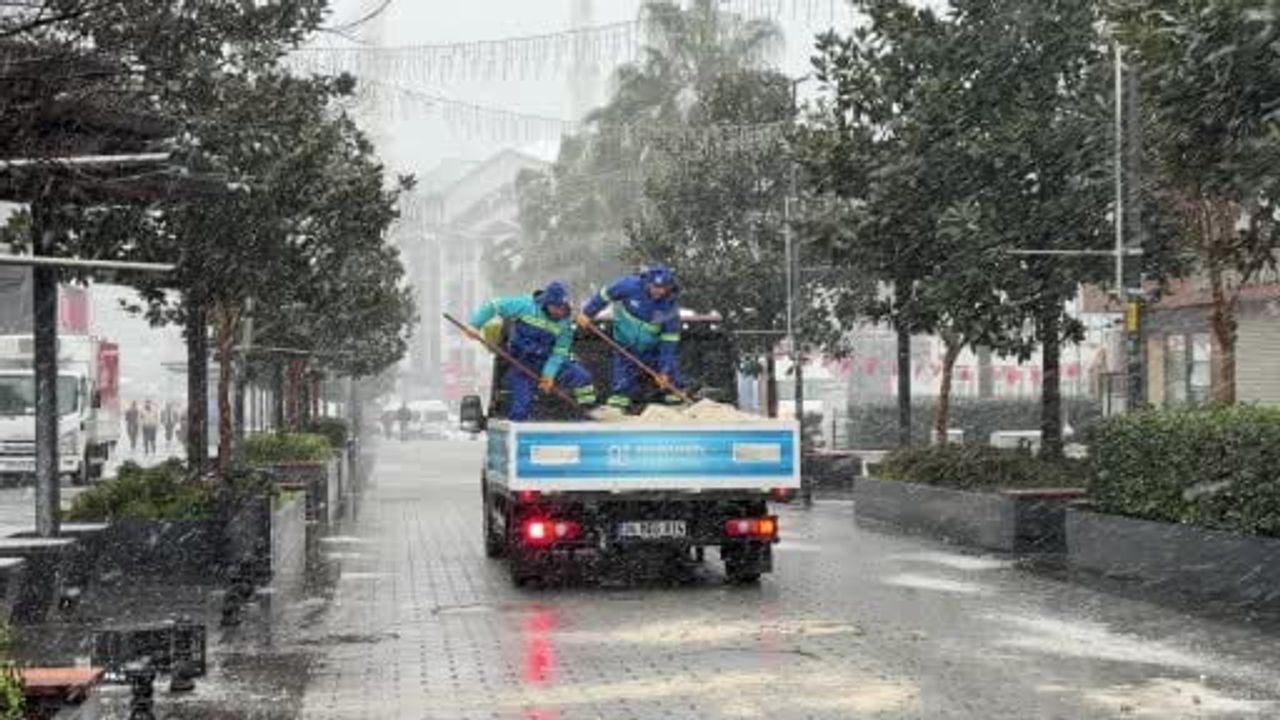 Arnavutköy'de Kış Aylıkları İçin Tuzlama Faaliyetleri