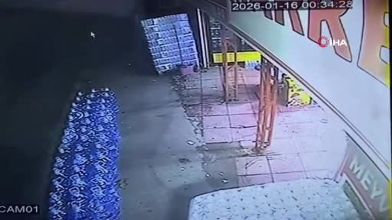 Arnavutköy'de Kontrolden Çıkan Minibüs Marketi Vurdu