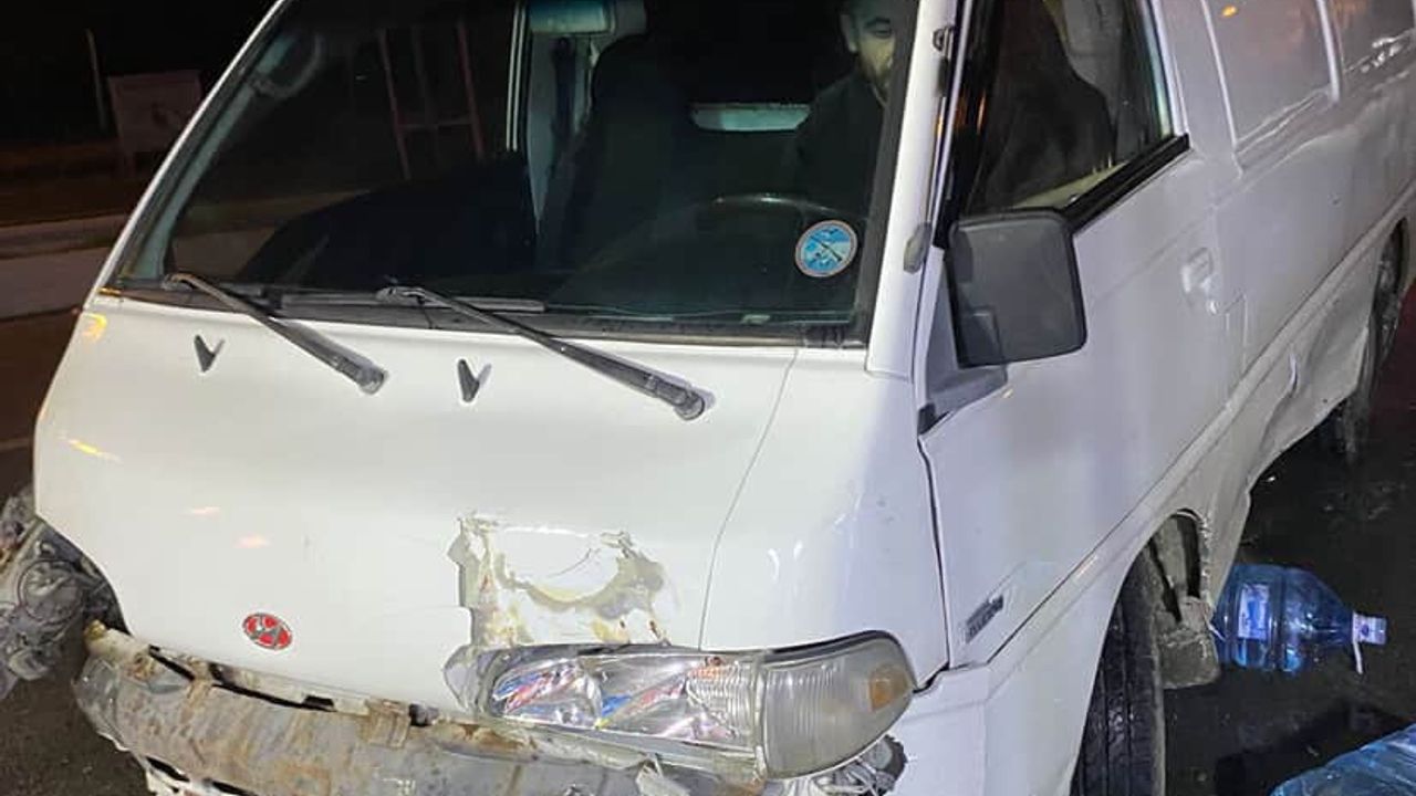 Arnavutköy’de Minibüs Markete Daldı: Olası Facia Ucuz Atlatıldı