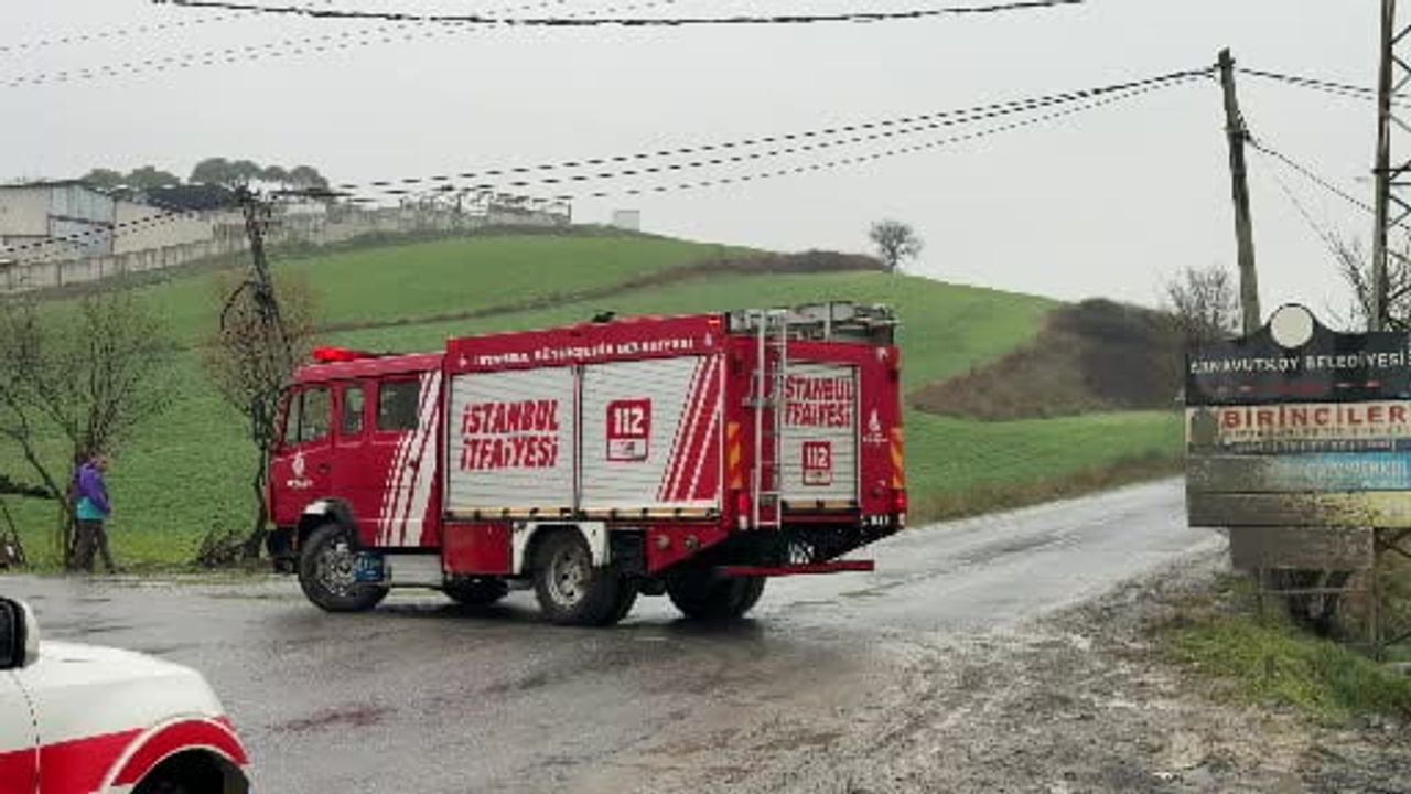 Arnavutköy'de Otomobil Su Kanalına Uçtu