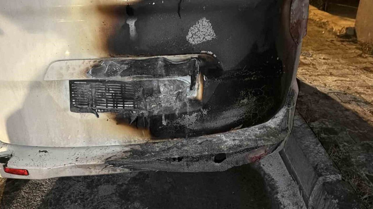 Arnavutköy'de Park Halindeki Araç Yangını İki Otomobili Kullanılamaz Hale Getirdi