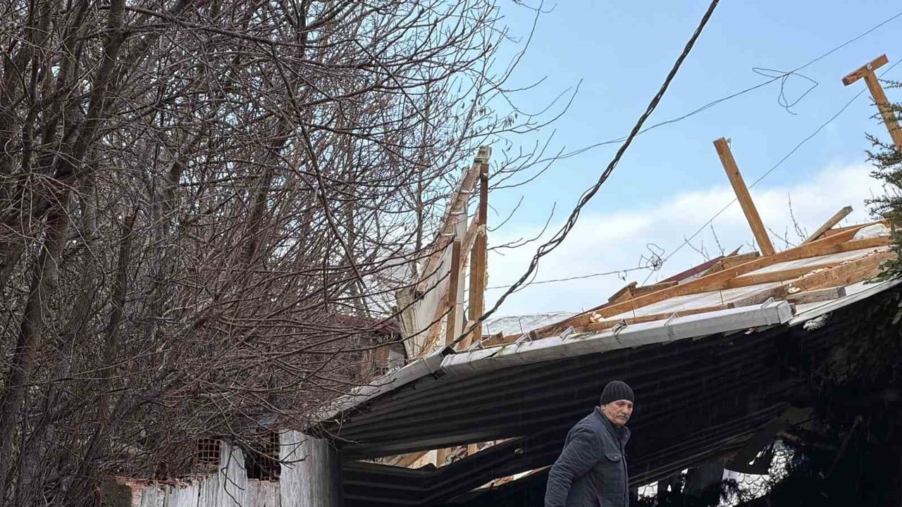 Arnavutköy'de Şiddetli Rüzgar Çatıyı Uçurdu