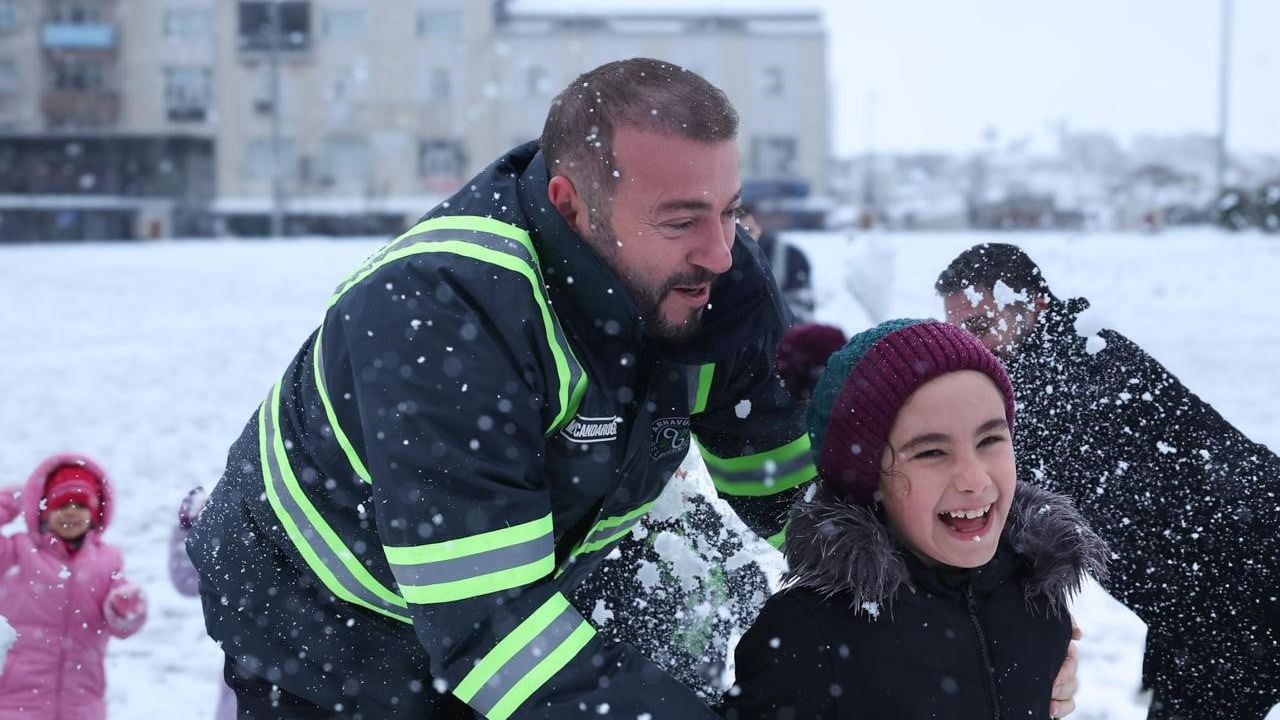 Arnavutköy'de Yoğun Kar Mücadelesi Devam Ediyor