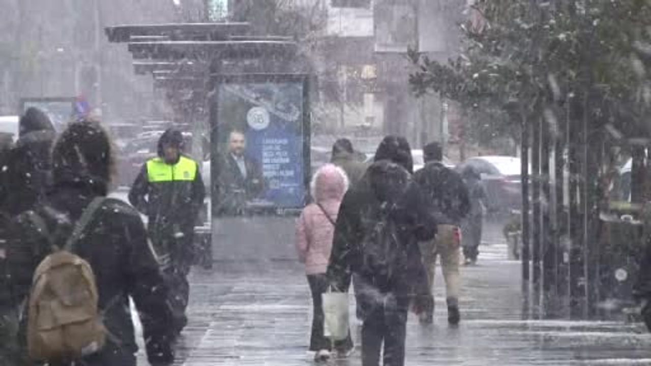Arnavutköy'de Yoğun Kar Yağışı Etkili Oluyor