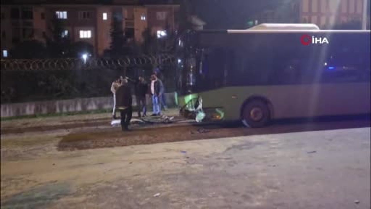 Arnavutköy'de Yolcu Otobüsü ile Otomobil Çarpıştı