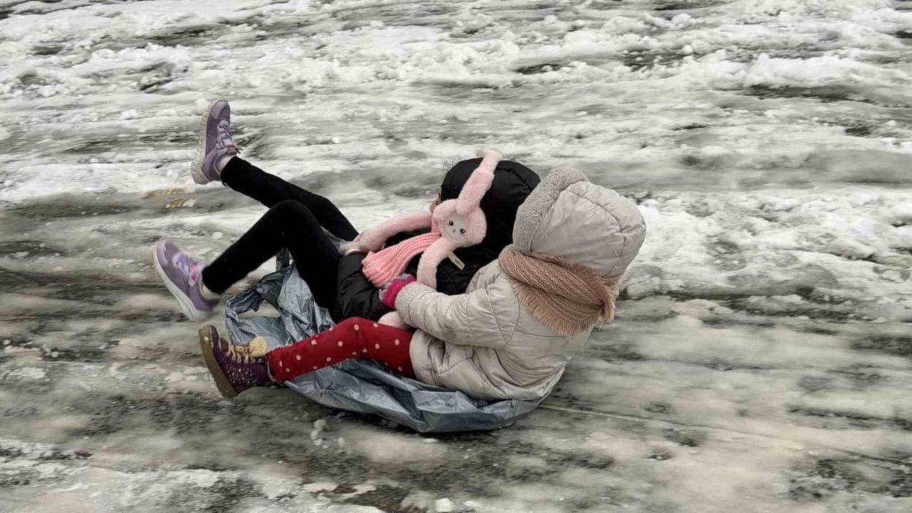 Arnavutköy'deki Kar Eğlencesi: Dronla Görüntülendi