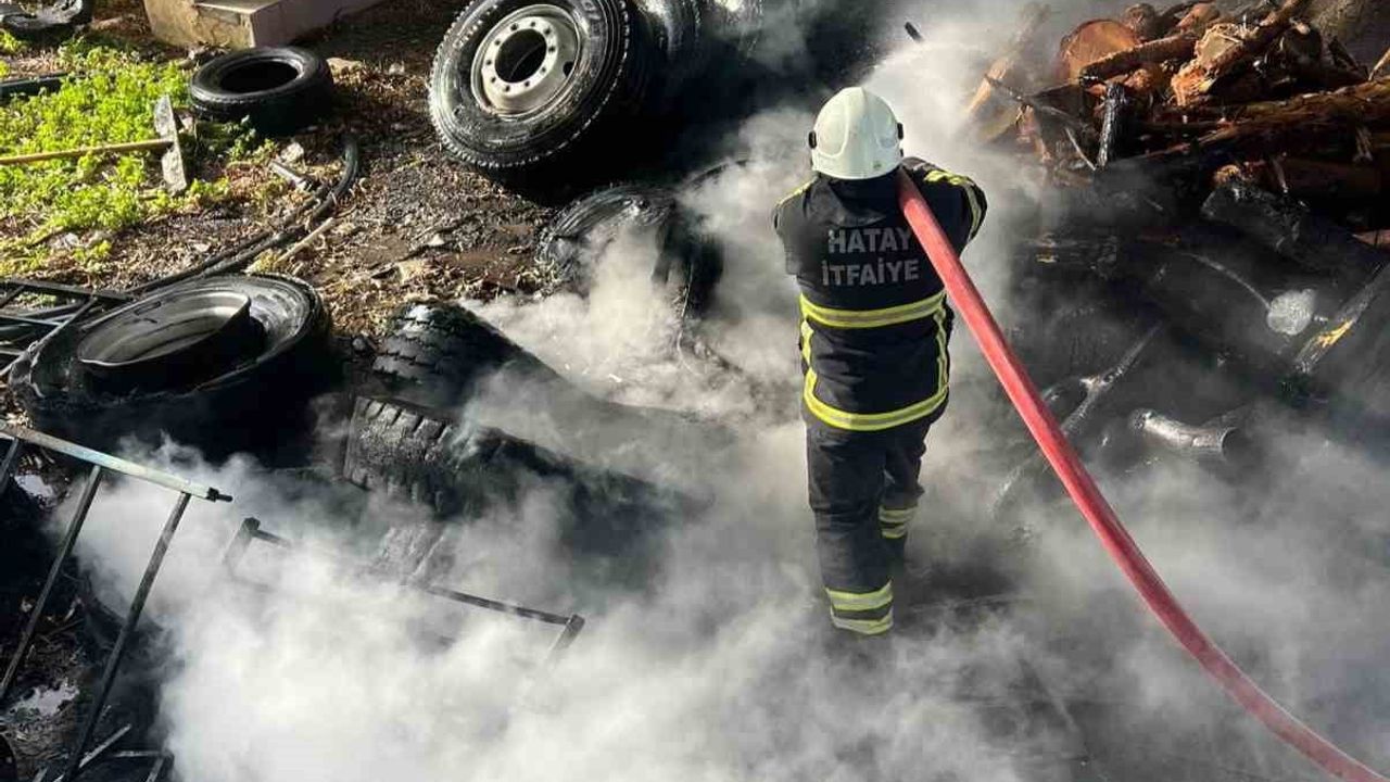Arsuz'da Hurdalık Yangını Kontrol Altına Alındı
